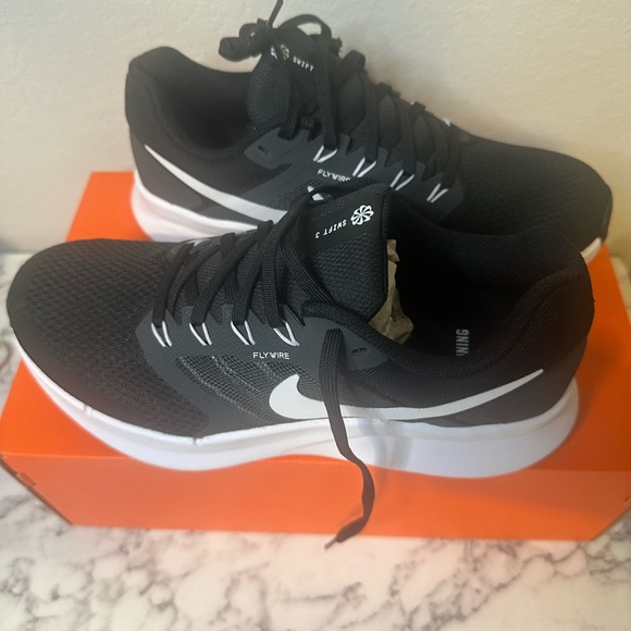 NEW Nike Run Swift 3 Wide 2E Black White Sneakers Athletic Shoes Workout - Picture 4 of 10